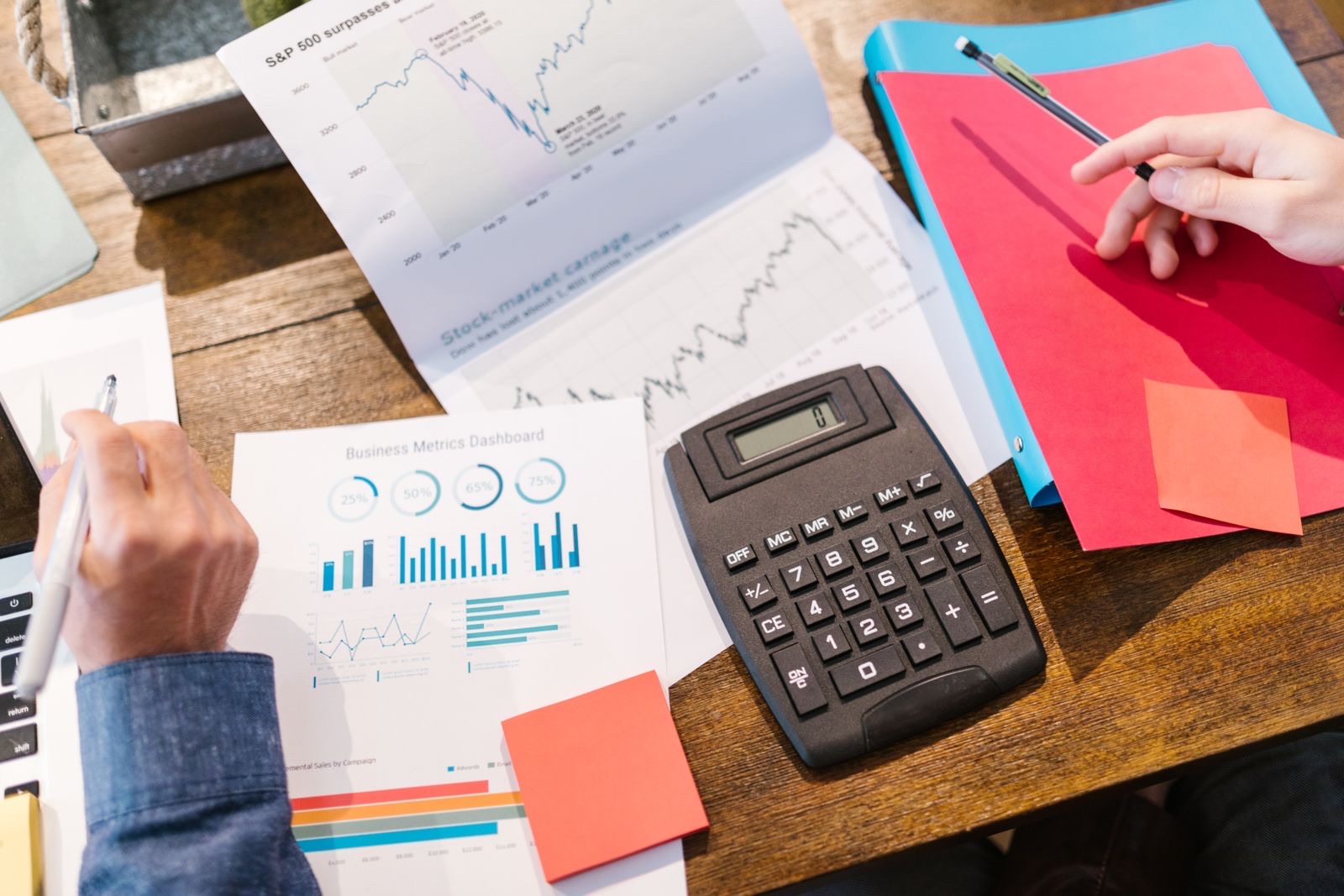 Documentos de métricas de negocio usados para tomar decisiones de marketing