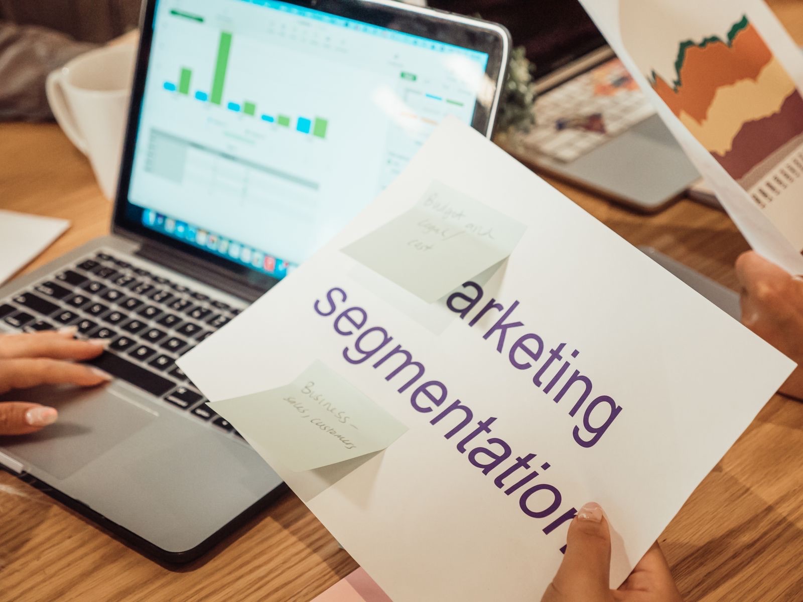 Documento de segmentación de marketing sobre una mesa de trabajo