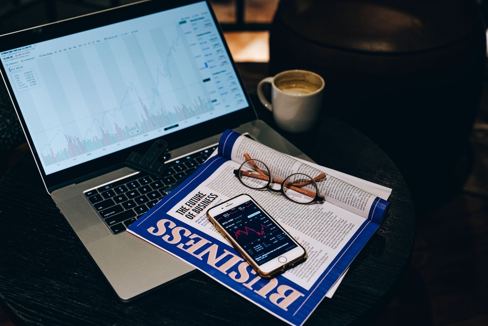 Espacio de trabajo con portátil para planificar campañas de email marketing