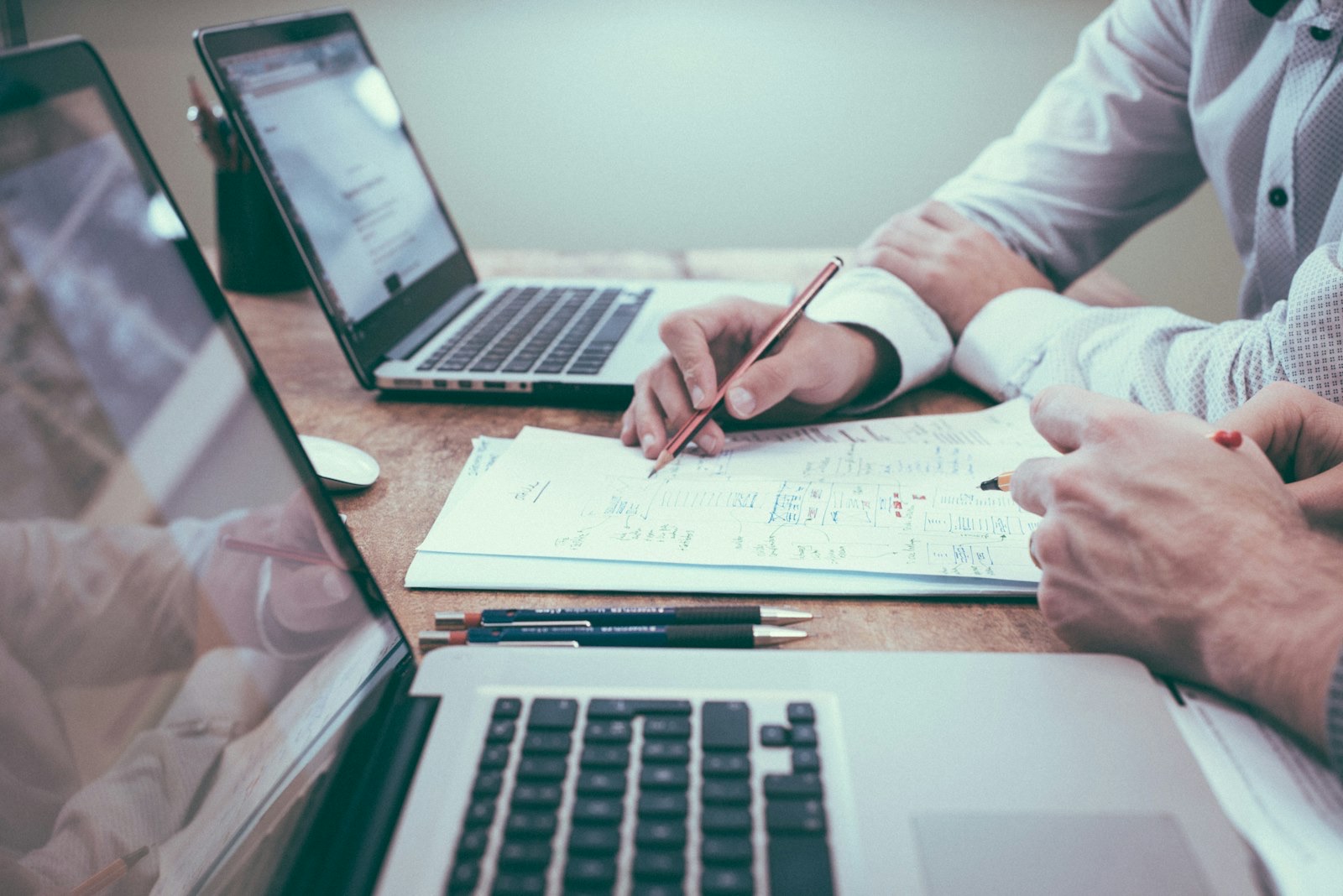 Mesa de trabajo con bocetos, portátil y planificación estratégica