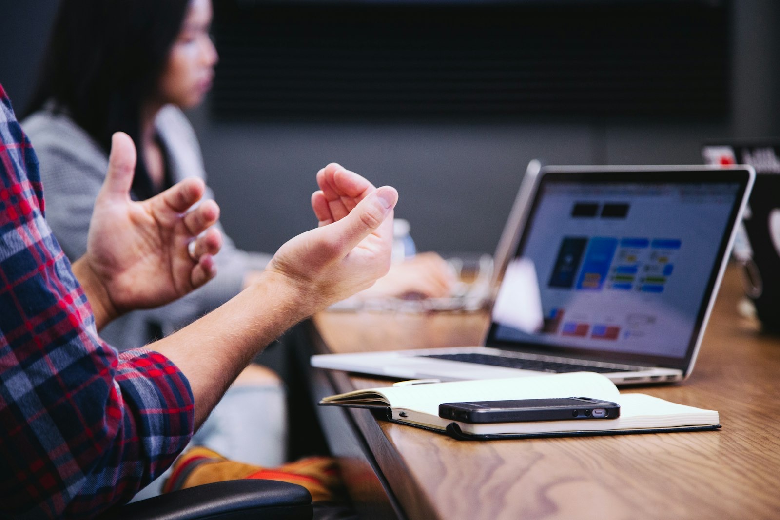 Sesión de estrategia de marketing con portátil y documentación de trabajo